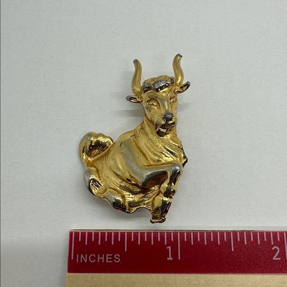 DaVinci Gold and Silver Matador Bull Pin Brooch - Picture 5 of 5